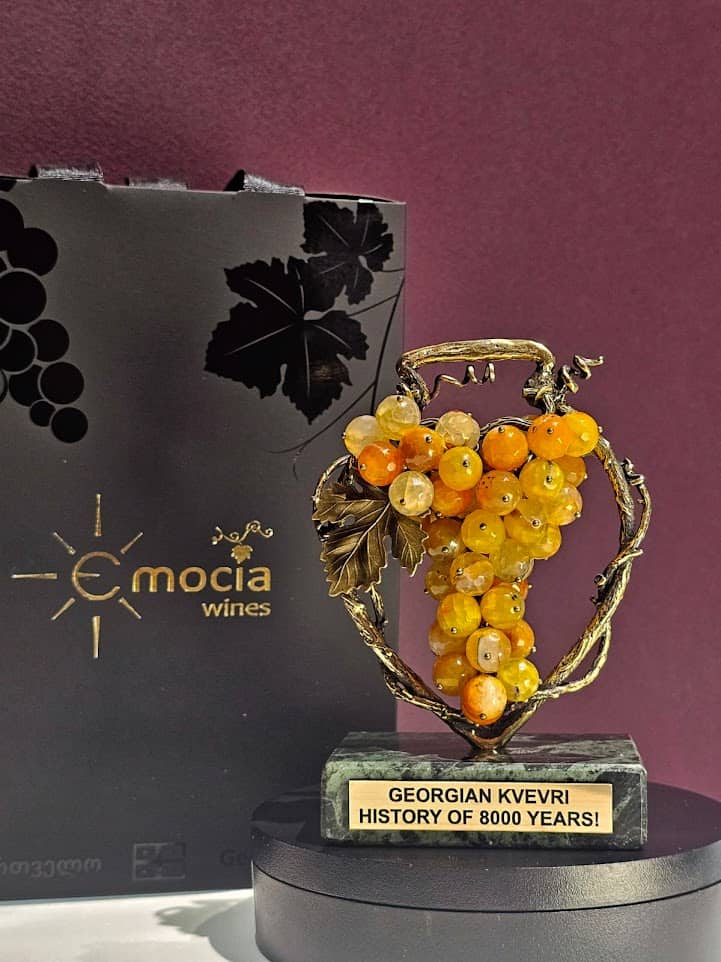 ბრინჯაოს სუვენირი "ქვევრი და ყურძნის მტევანი"